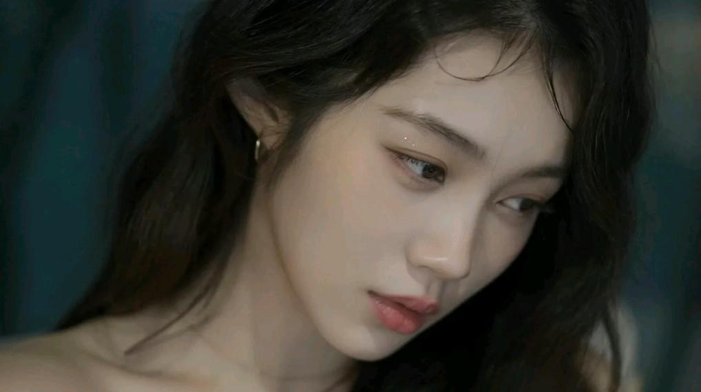 符雅凝:多才多艺的娱乐圈新星 符雅凝,这位1997年生于北京的才女,凭借