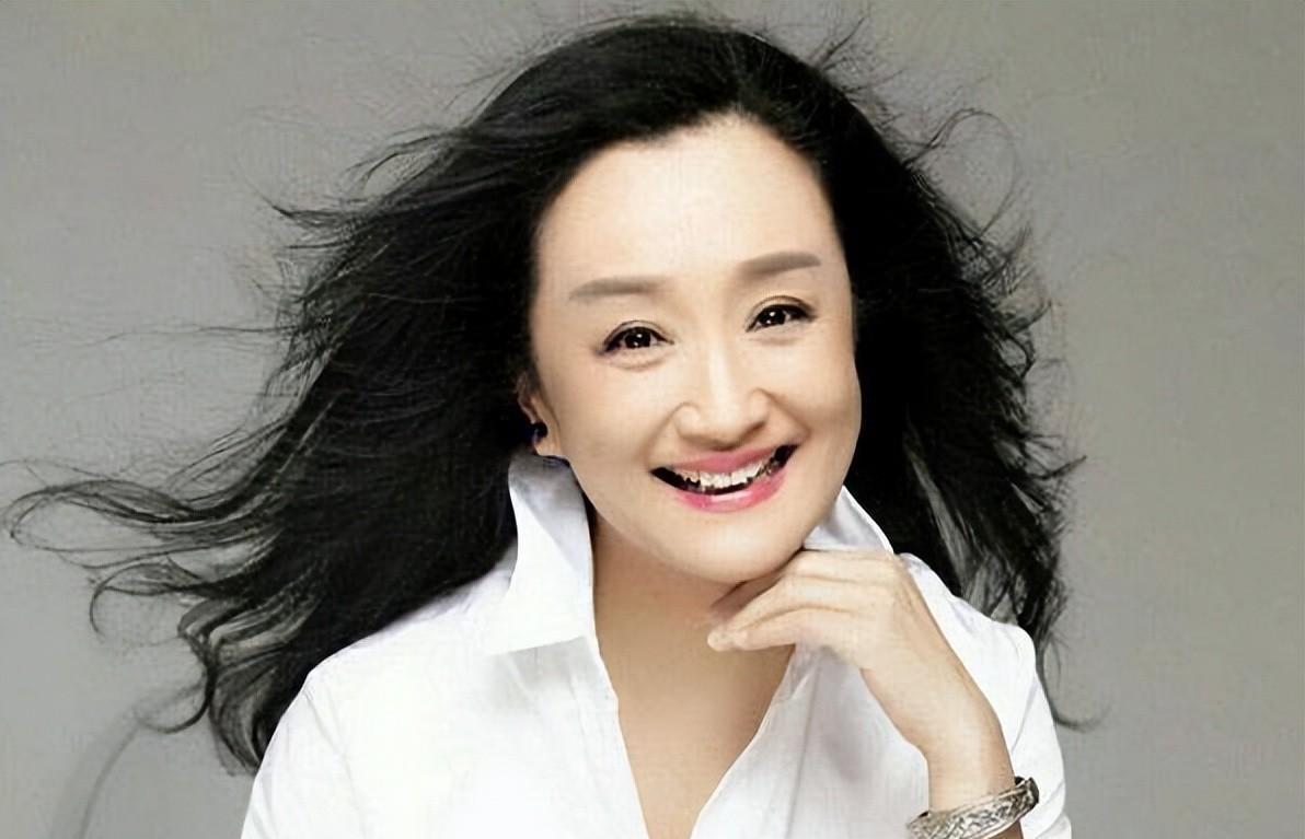 杨昆:演艺生涯与无儿无女的晚年生活 杨昆,这位资深演员,曾因在多部