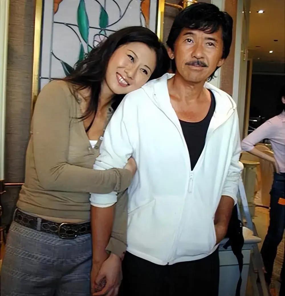 林子祥儿子婚礼:前妻现任妻子同框 林子祥的儿子近日举行婚礼,林子祥