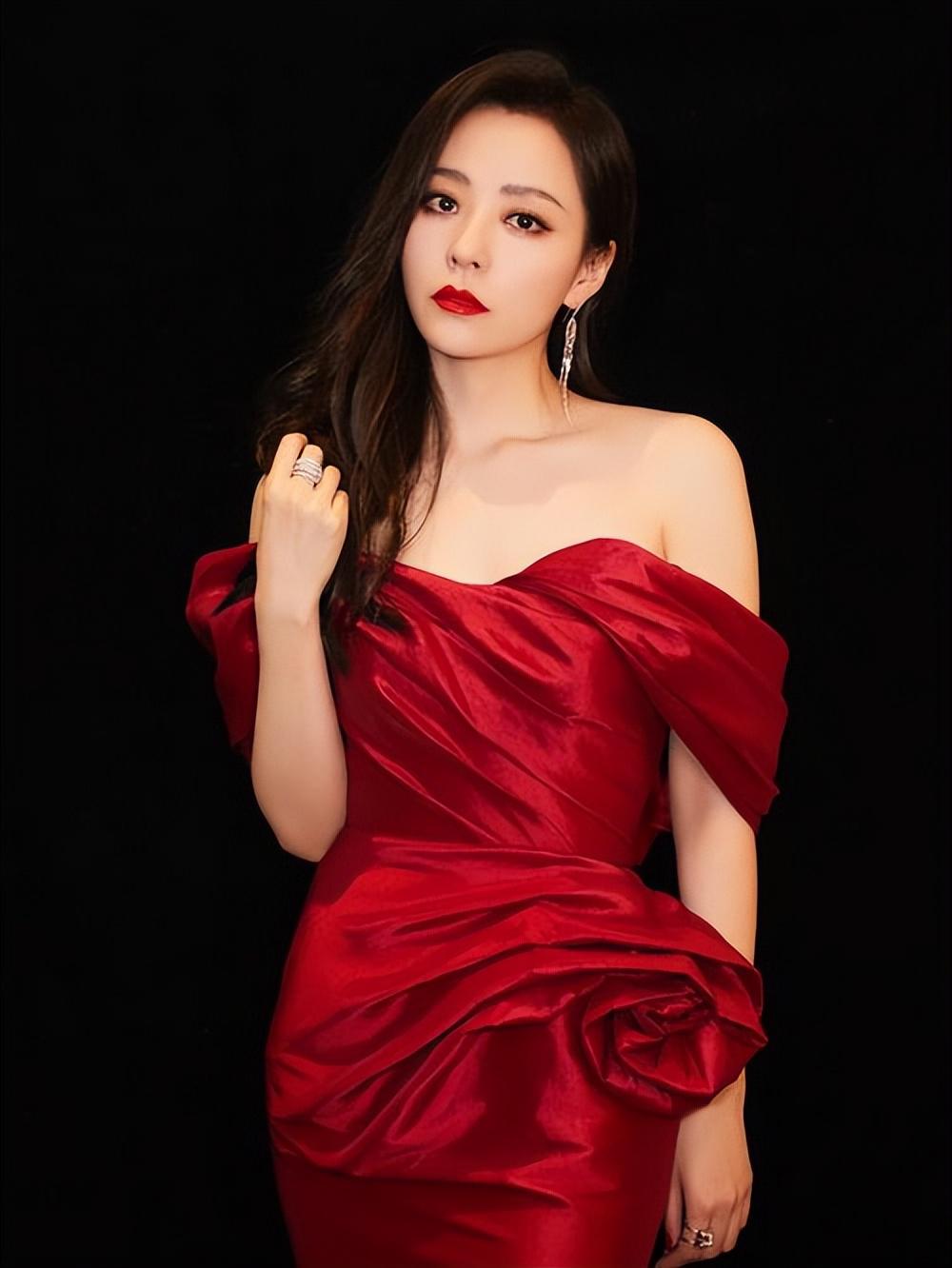 张靓颖:从"摇钱树"到音乐天后,逆袭之路不平凡 张靓颖,一个在音乐世界