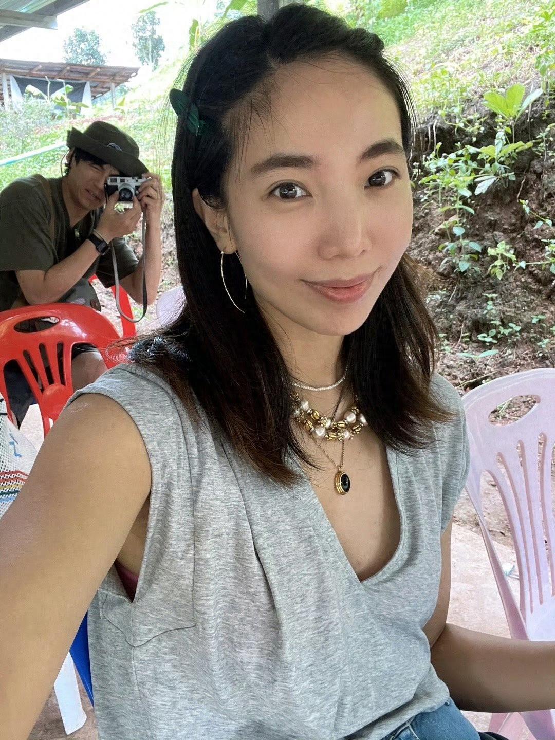 与可爱女儿温馨互动 演员宋宁峰的妻子张婉婷怀有第二个孩子,已经怀孕
