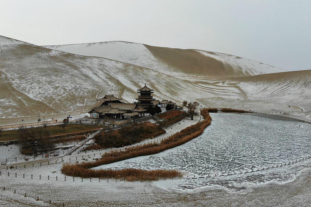 鸣沙山月牙泉:冬日里的沙漠雪景奇观 鸣沙山,位于甘肃省敦煌市,以其
