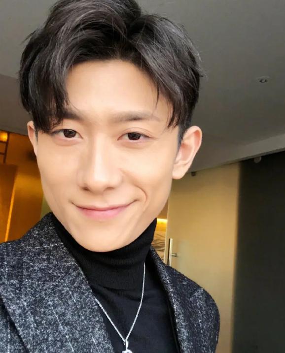 张一山担任伴郎,戴眼镜封印颜值!