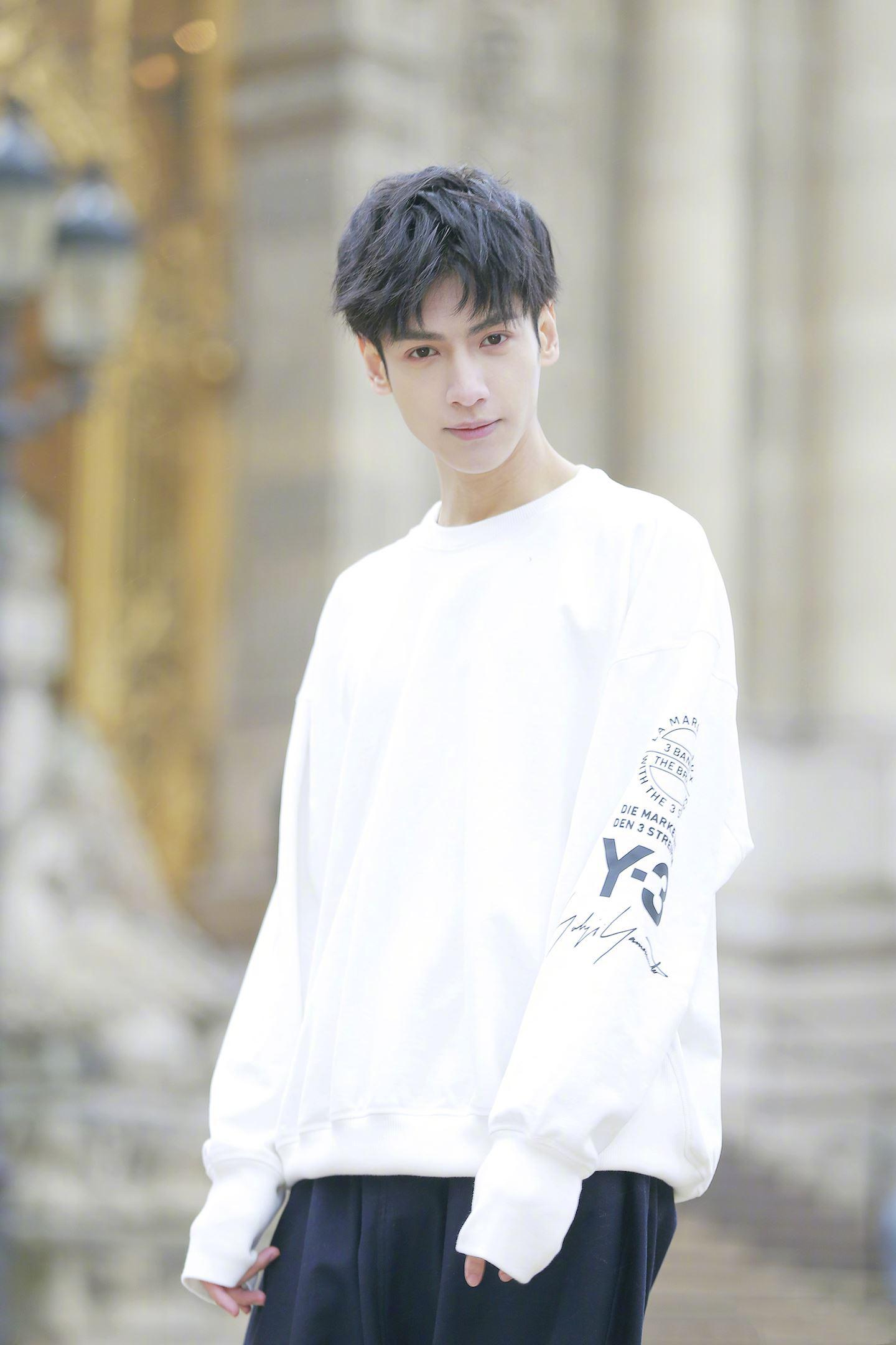 罗云熙:从舞蹈老师到身价过亿 罗云熙出生在一个很普通的小康家庭