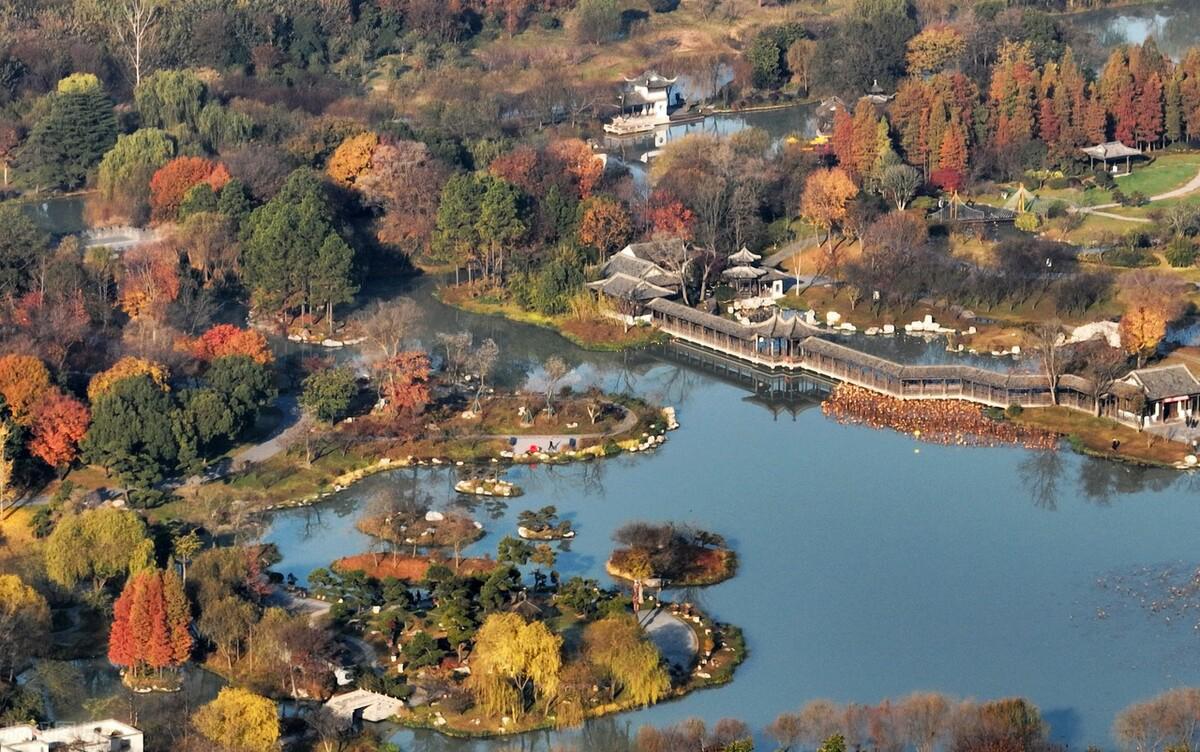 扬州瘦西湖冬日美景:湖光山色,如画如诗 2023年12月3日,江苏扬州的瘦