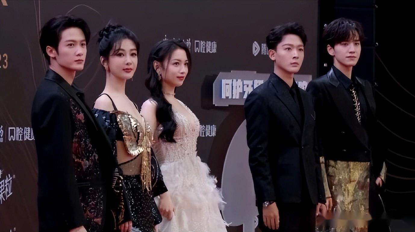 星光大赏惊艳重现《陈情令》 杨紫和热巴在星光大赏上惊艳重现