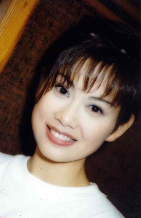 陈松伶:娱乐圈的弃儿 陈松伶曾是香港90年代红极一时的女星,唱歌出道