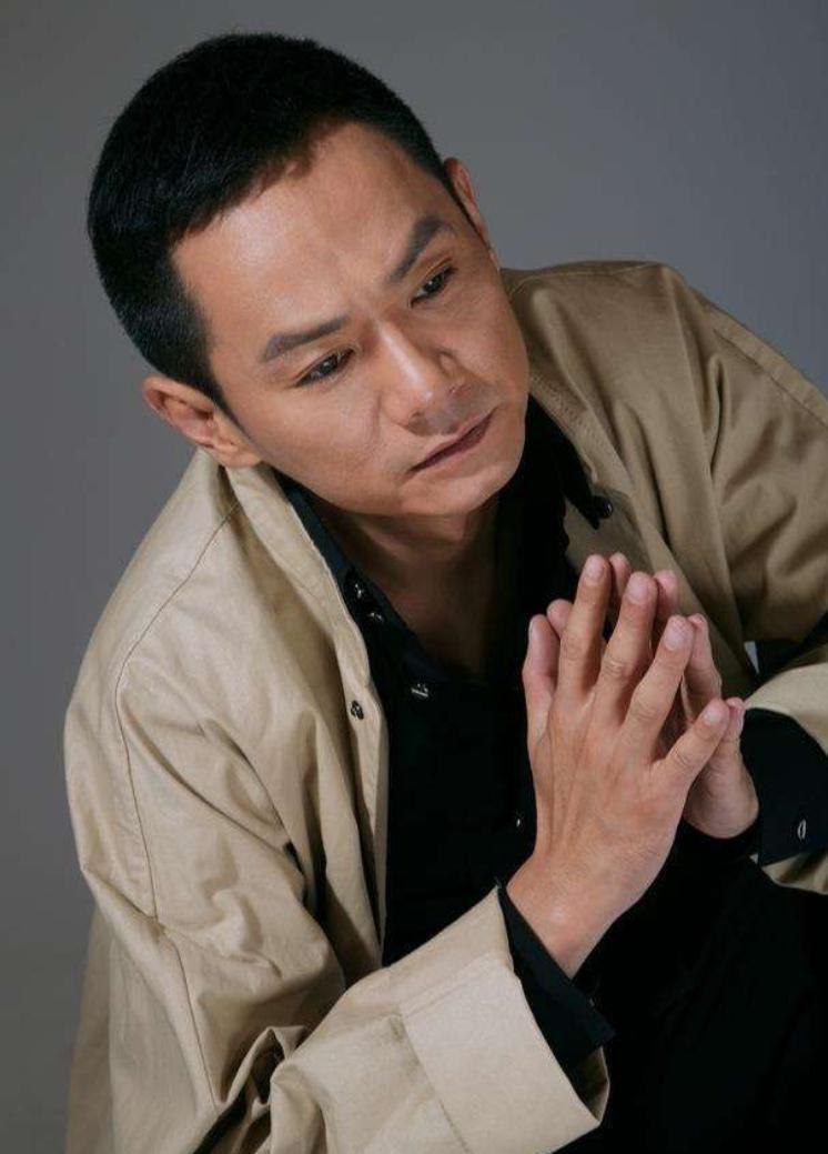 果靖霖:坚守诺言,用时间诠释真爱 果靖霖,这位在娱乐圈中颇受尊敬的老