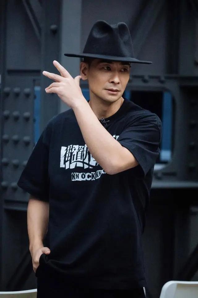 赵文卓:迟到是错误 赵文卓是圈内公认的武打明星,对于迟到的男主角,他