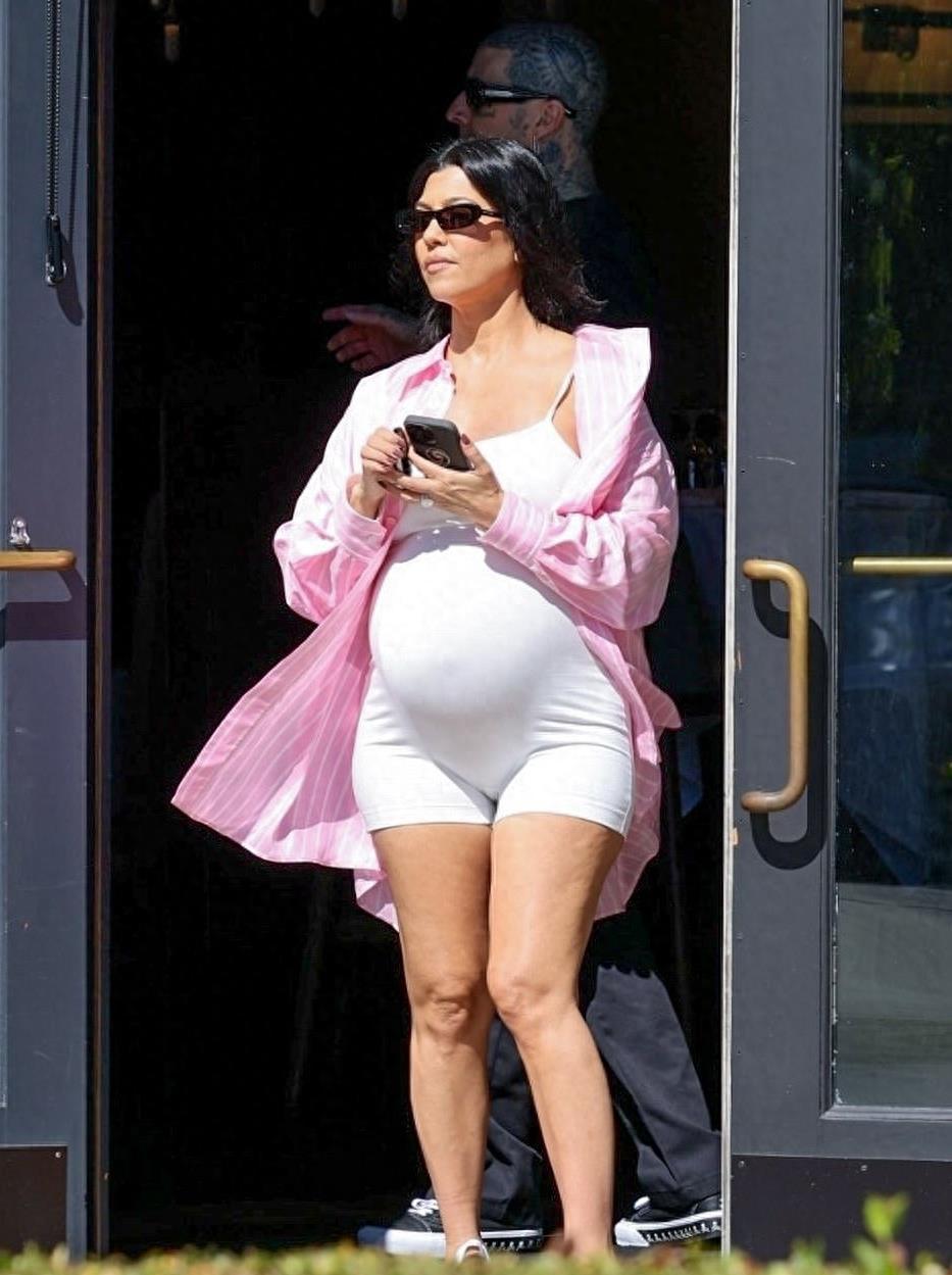 考特尼卡戴珊怀孕四胎:时尚辣妈的孕肚风采与家庭幸福 考特尼卡戴珊