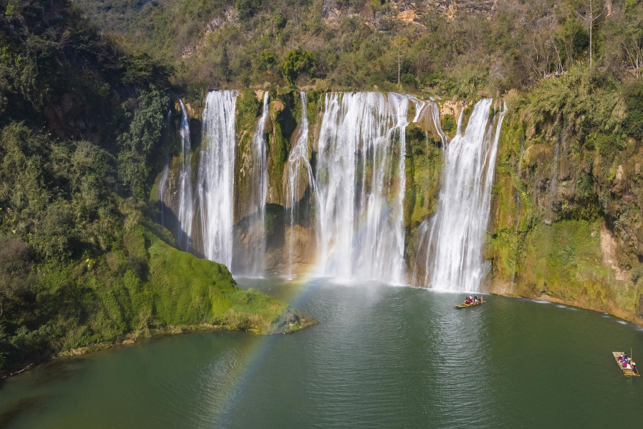 黄果树瀑布:人间仙境 在贵州省安顺市镇宁布依族苗族自治县,有一处