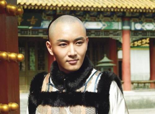 李东学,这位因《甄嬛传》中的果郡王一角而走红的演员,他的演艺之路