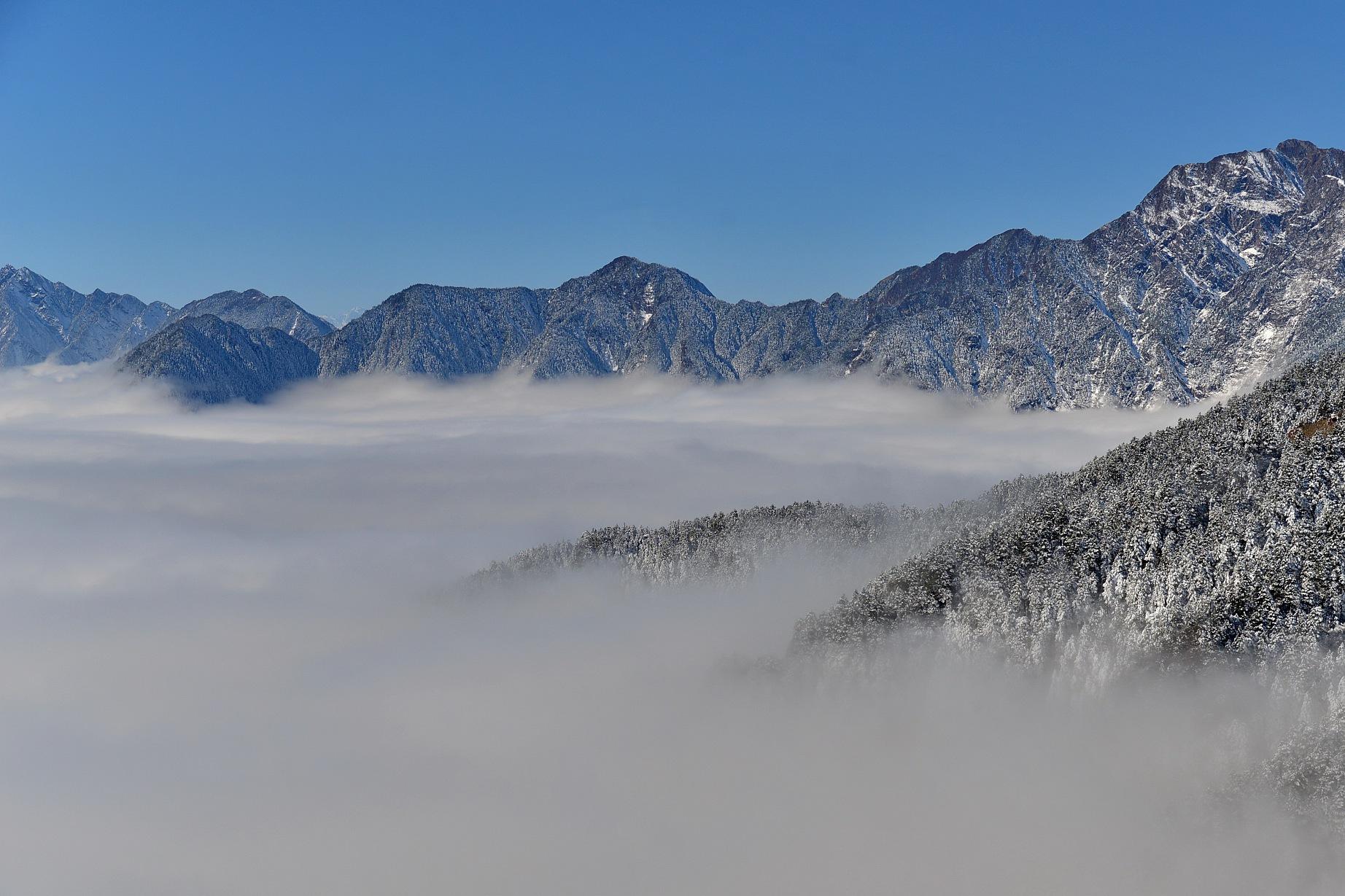 深秋的银色世界 四川省成都市西北部的西岭雪山,海拔5364米,是邛崃