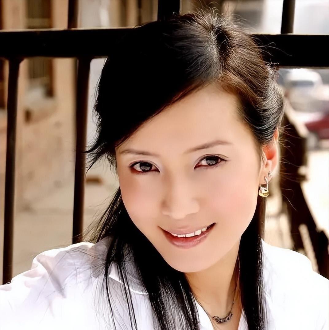 胡小庭:低调女星的家庭与事业之舞 胡小庭,这个名字可能对大众来说并