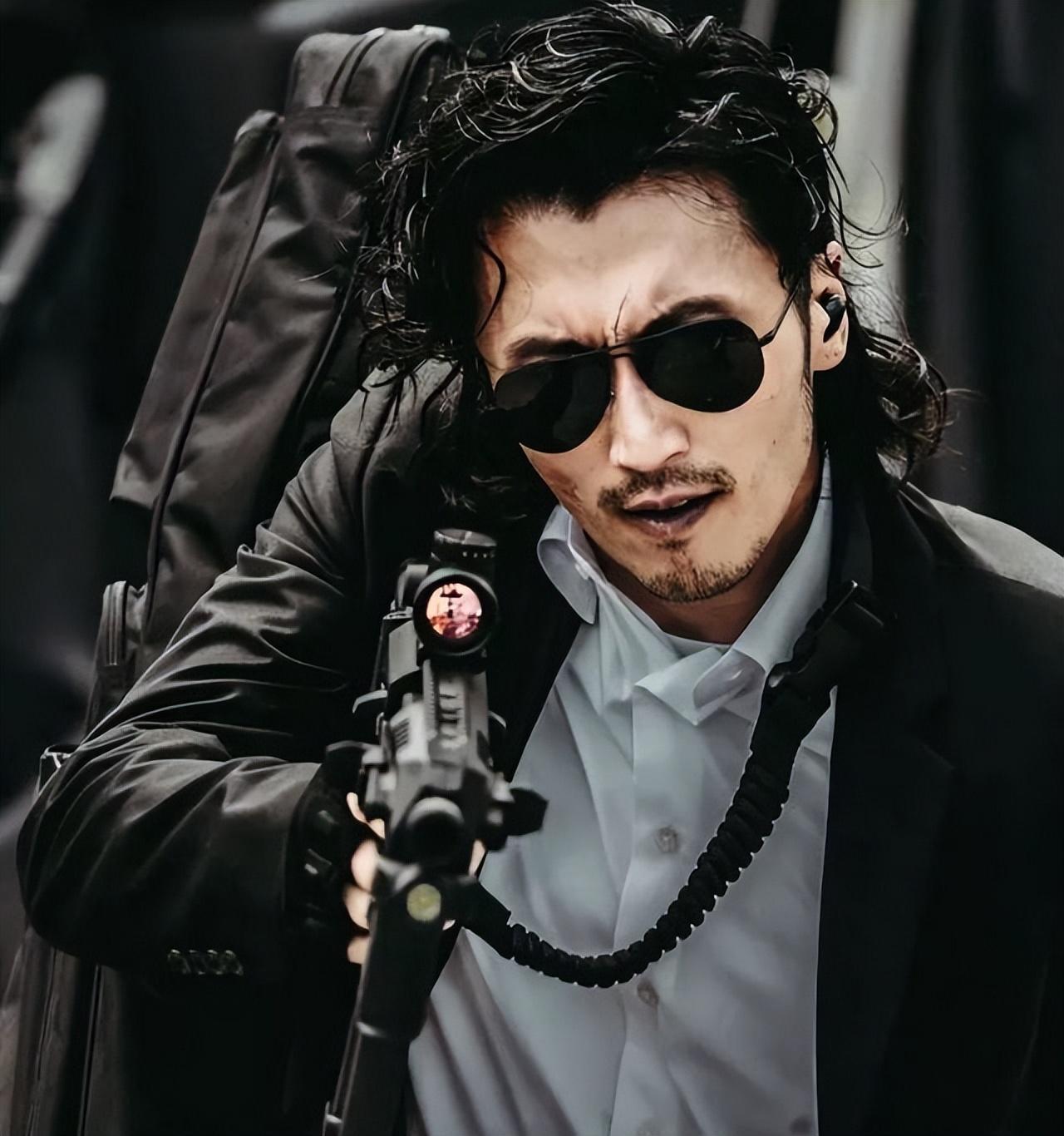 此标题一语中的,凸显了娱乐圈中那些能够驾驭长发的男明星,同时避免了