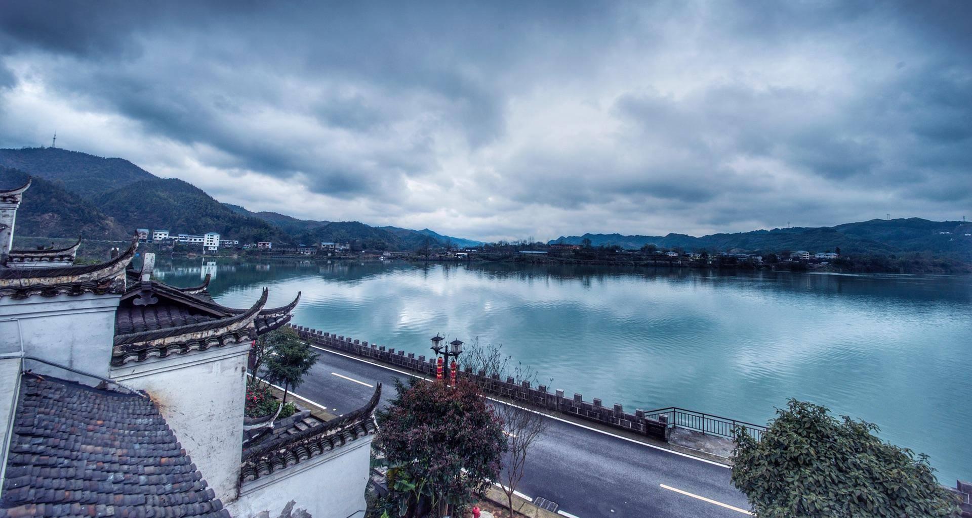 探访黔阳古城:古镇模式如何重塑游客的观光体验 随着商业化浪潮的涌动