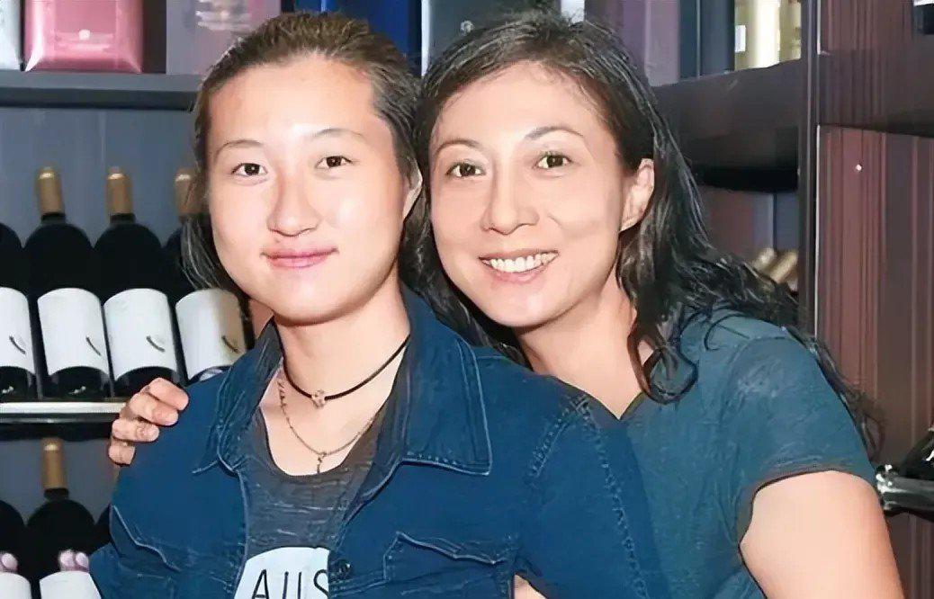 成龙"小龙女"事件背后:家庭与娱乐业的纠缠 在娱乐圈的风风雨雨中