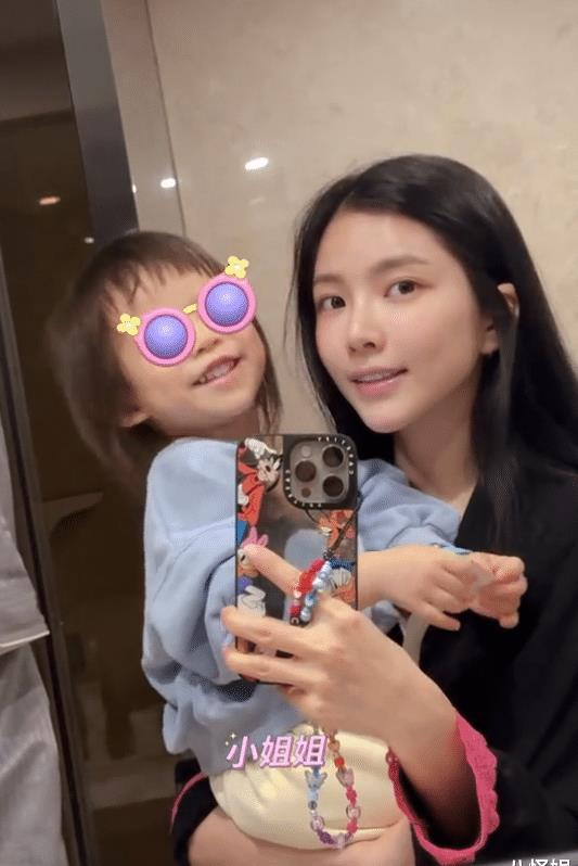 杜淳老婆王灿晒照,与女儿甜蜜互动 杜淳娶了非娱圈的王灿,她与宋慧乔