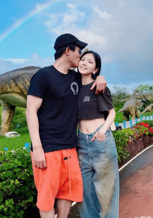 杜淳老婆王灿晒照,与女儿甜蜜互动 杜淳娶了非娱圈的王灿,她与宋慧乔