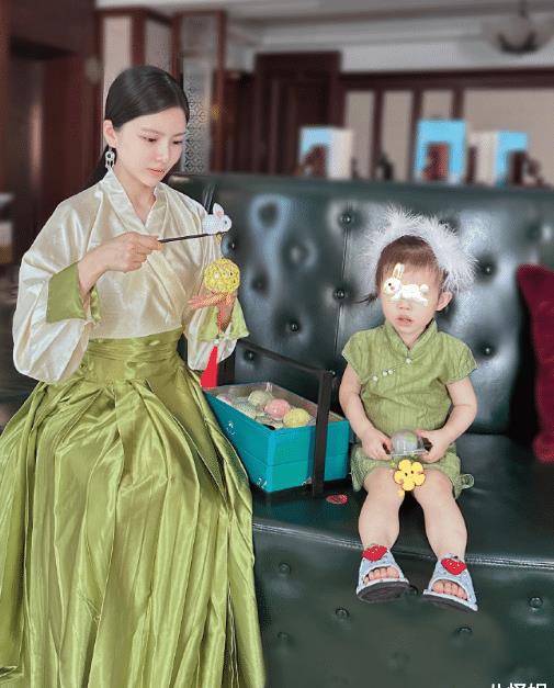 杜淳老婆王灿晒照,与女儿甜蜜互动 杜淳娶了非娱圈的王灿,她与宋慧乔