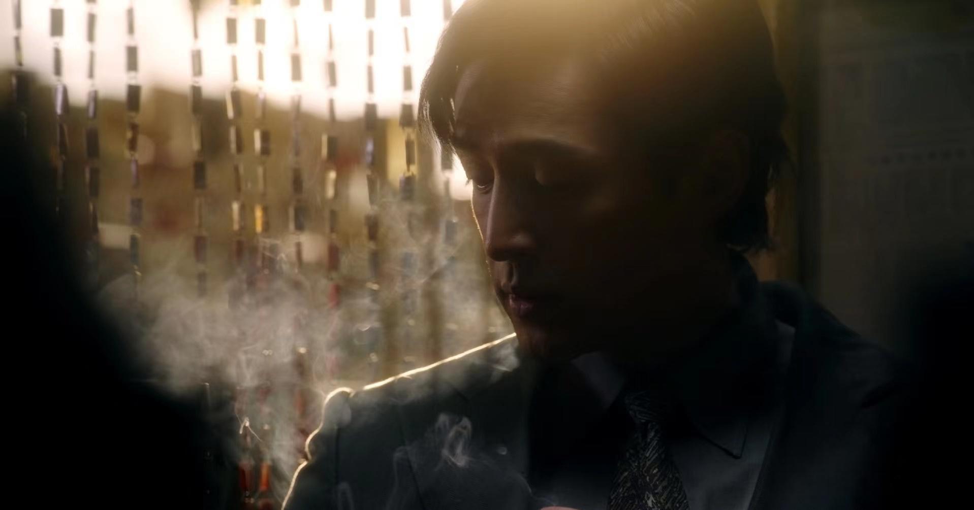 胡歌抽烟照惊艳网友:鲍德熹镜头下的梦幻世界 胡歌在床上的抽烟镜头