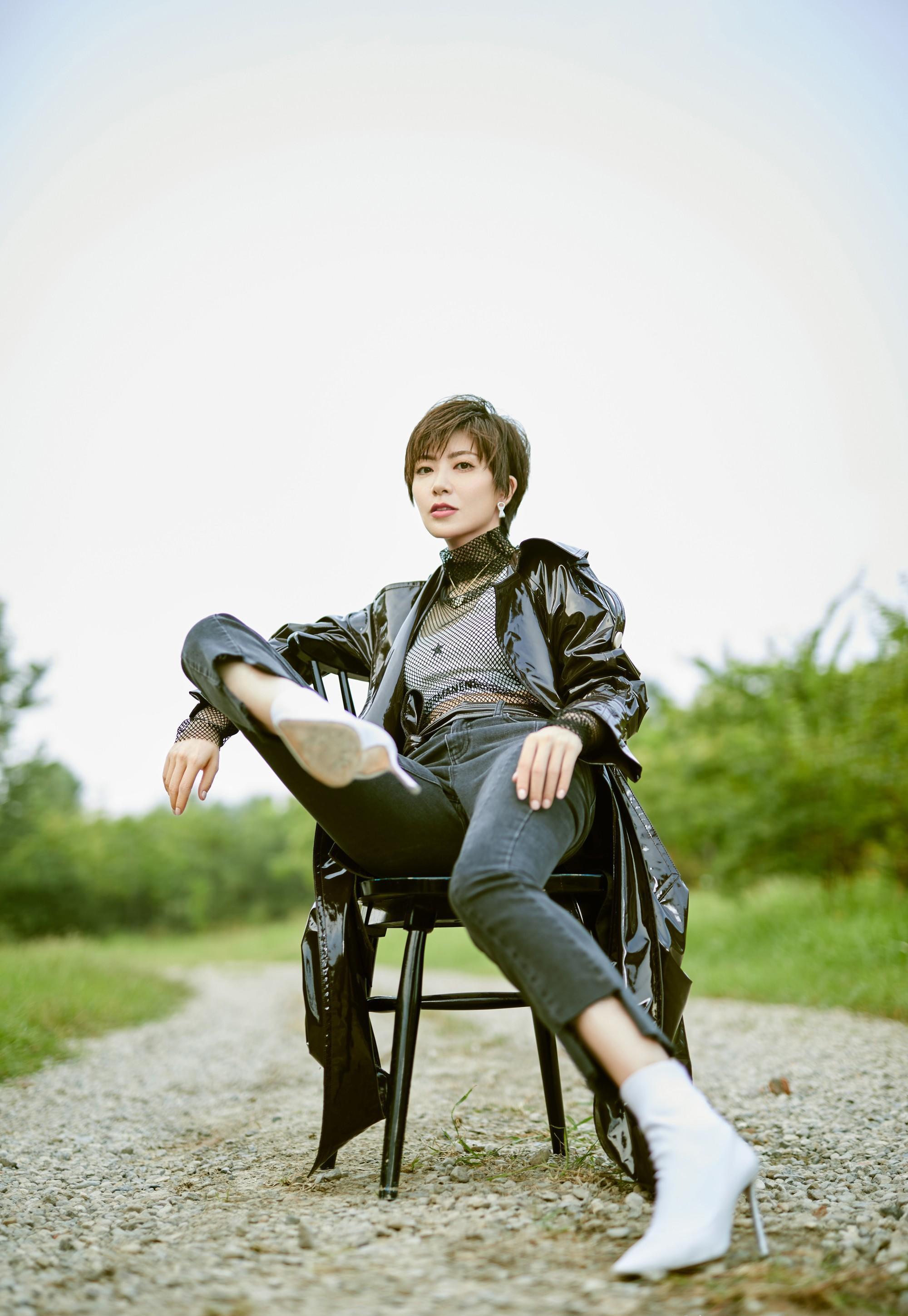 央视美女主播紫檀:时尚与才华的完美结合 紫檀,这位央视的美女主播