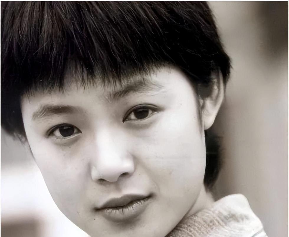 周韵:逆风而行,与姜文共筑幸福人生 周韵,姜文的妻子,来自浙江温州,小