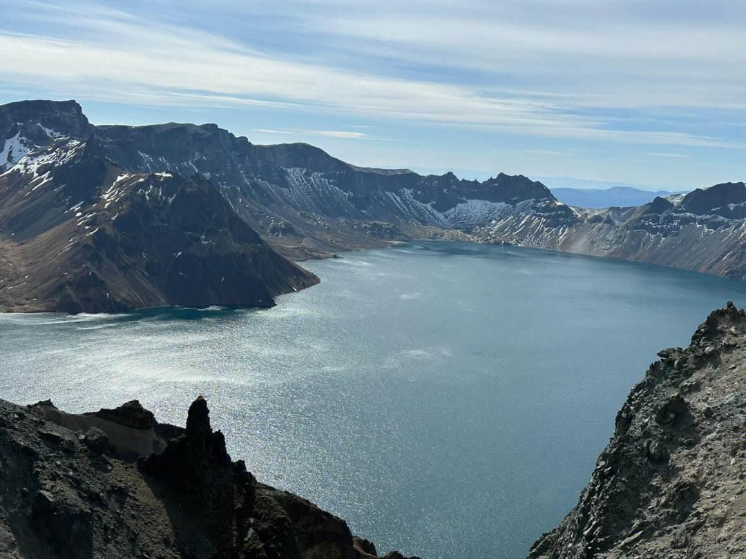 长白山天池:中国最高,最深的火山湖 长白山天池位于中国与朝鲜的交界