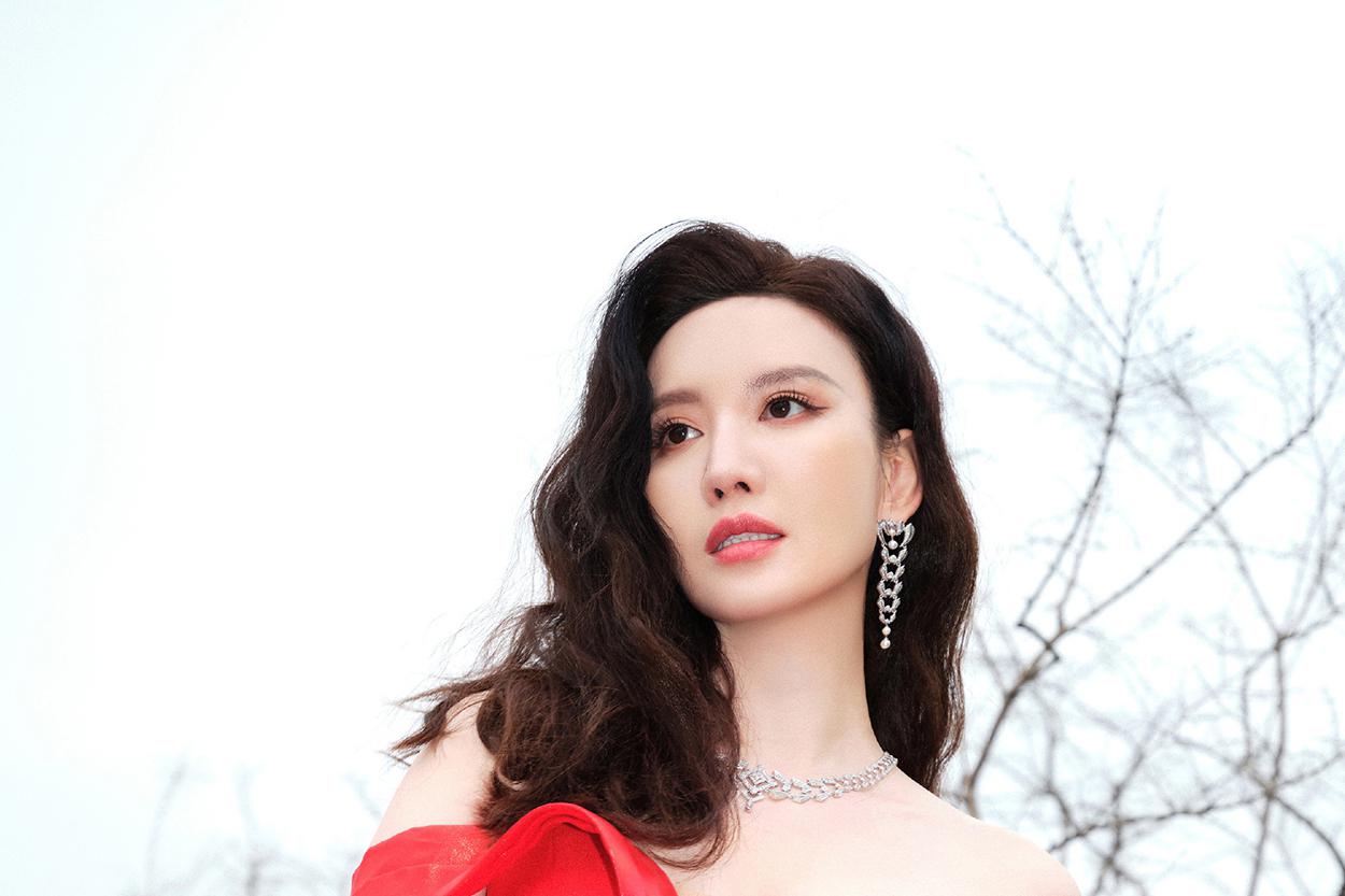 张萌:身材火辣,演技才华 张萌的身材简直是让人羡慕嫉妒恨,纤细的腰身