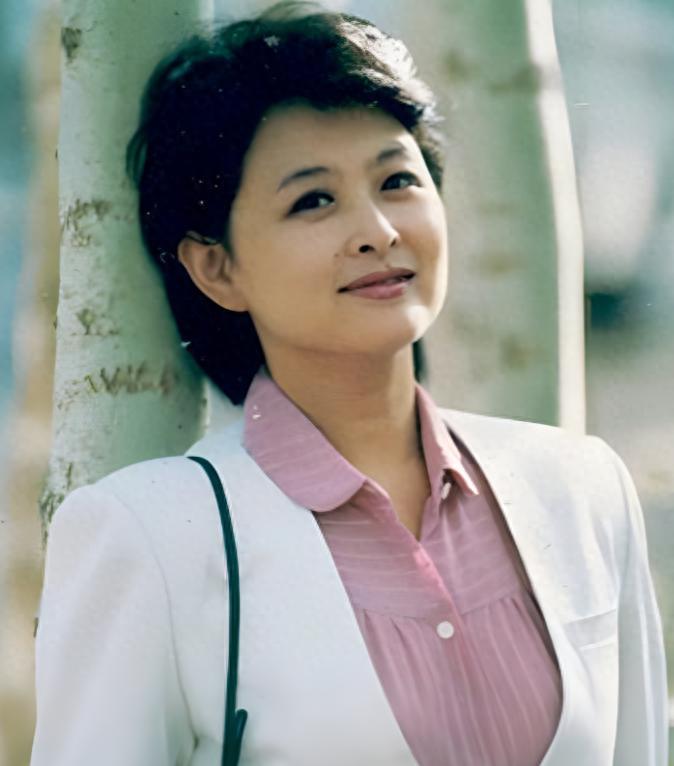 央视退休主持人们别样的人生:一代回忆,永远的经典 当我们谈及央视的