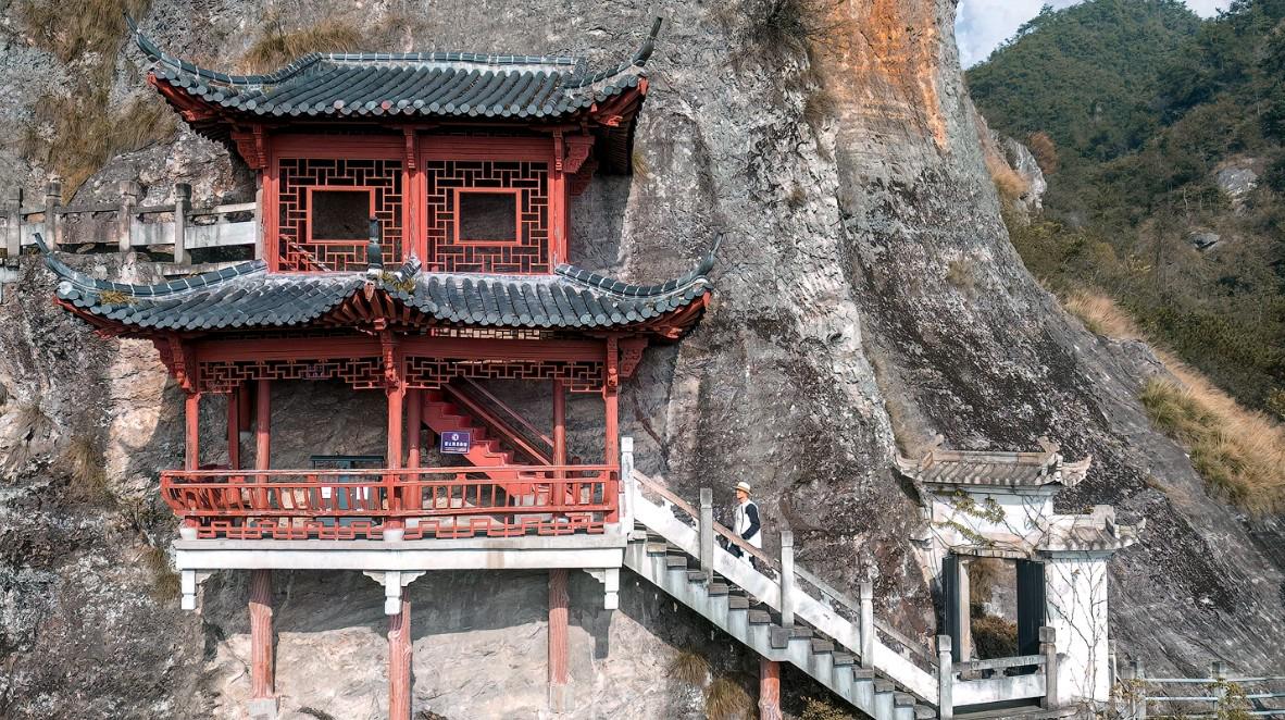 建德大慈岩:性价比超高的神秘悬空寺 建德大慈岩景区的江南悬空寺,是