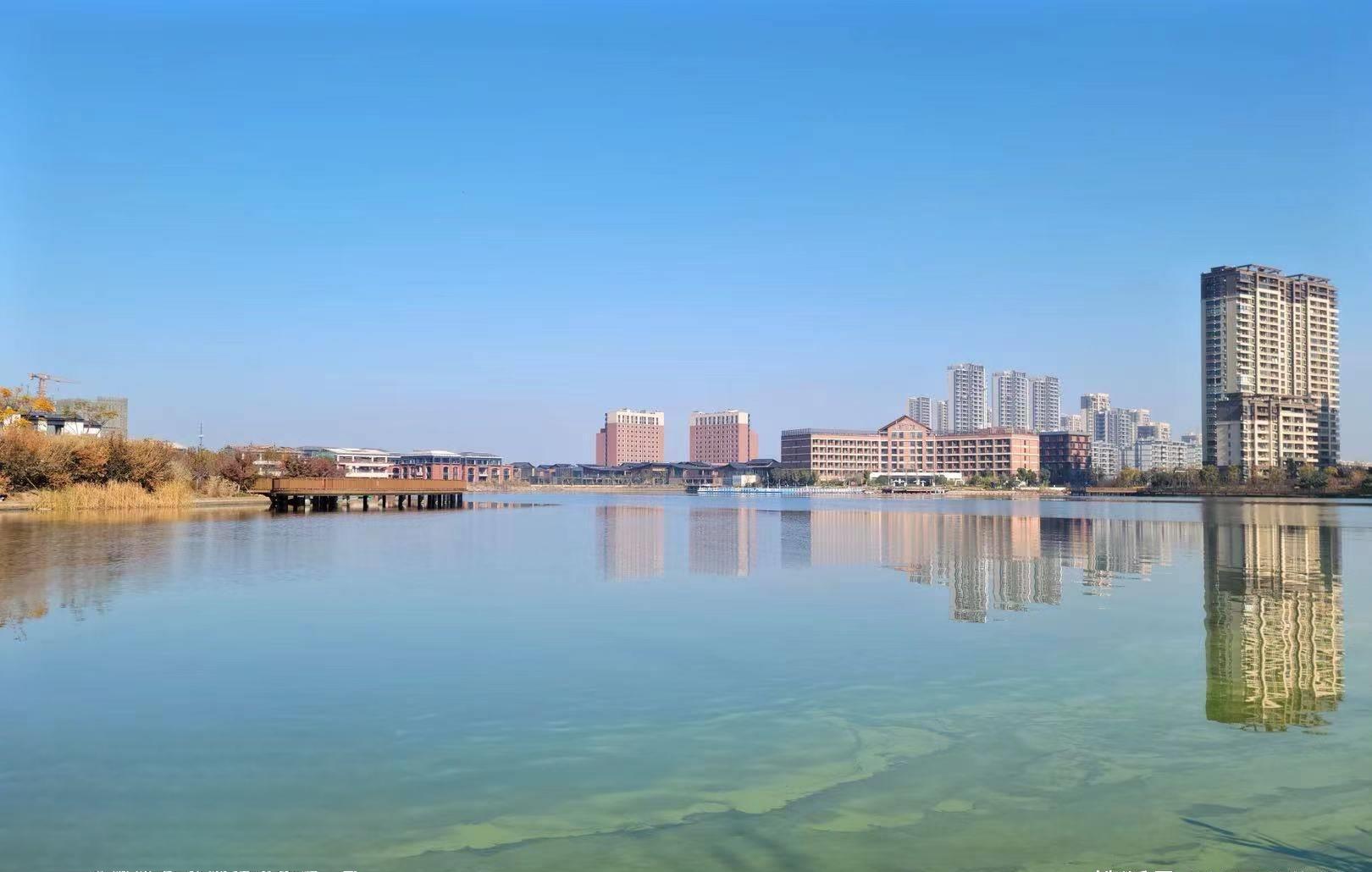 慈溪港湾湖:秋日美景与休闲胜地 慈溪港湾湖位于浙江省杭州湾跨海大桥