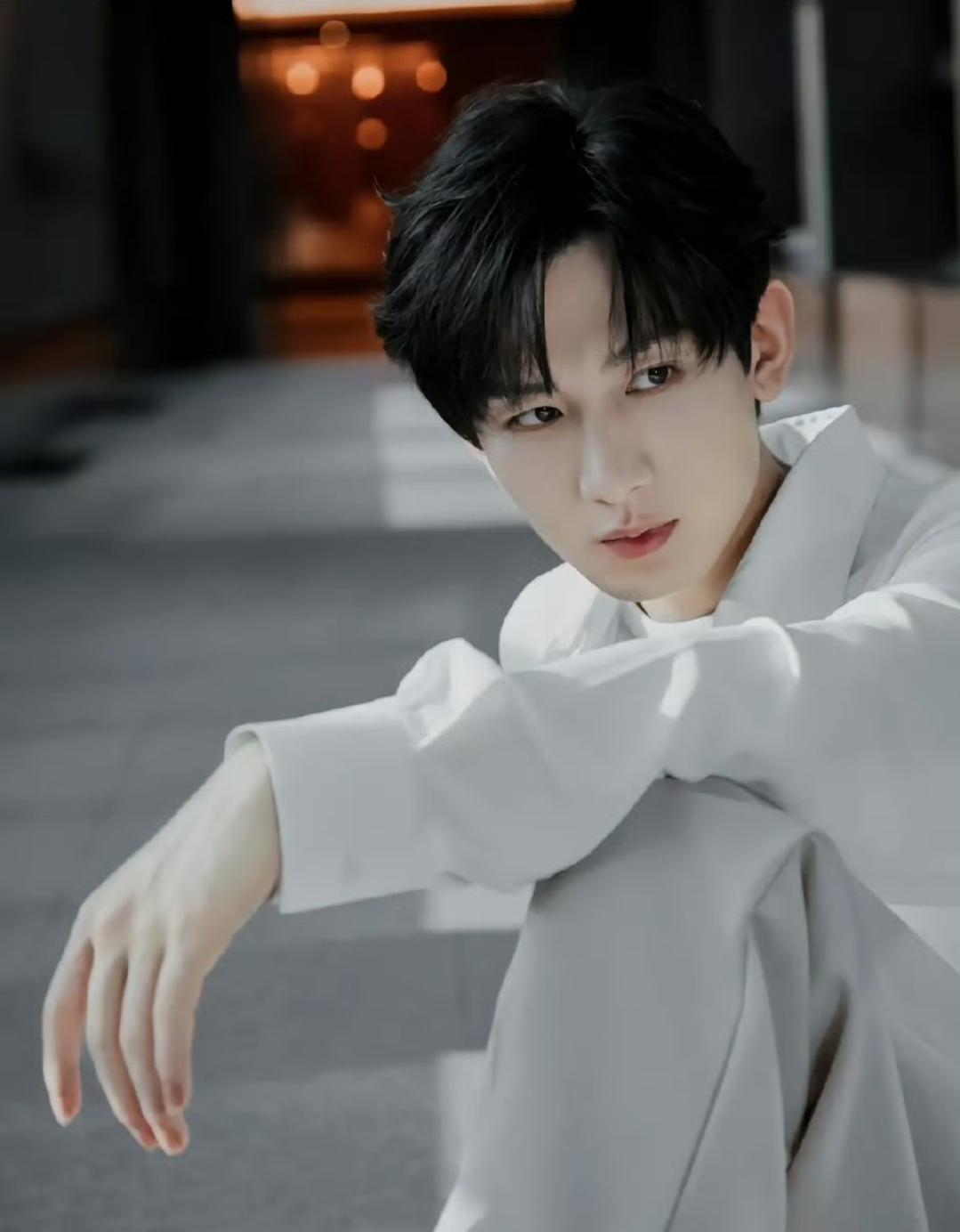 虽然成毅的颜值变化是因为他经过了化妆和造型的改变,以及随着年龄的