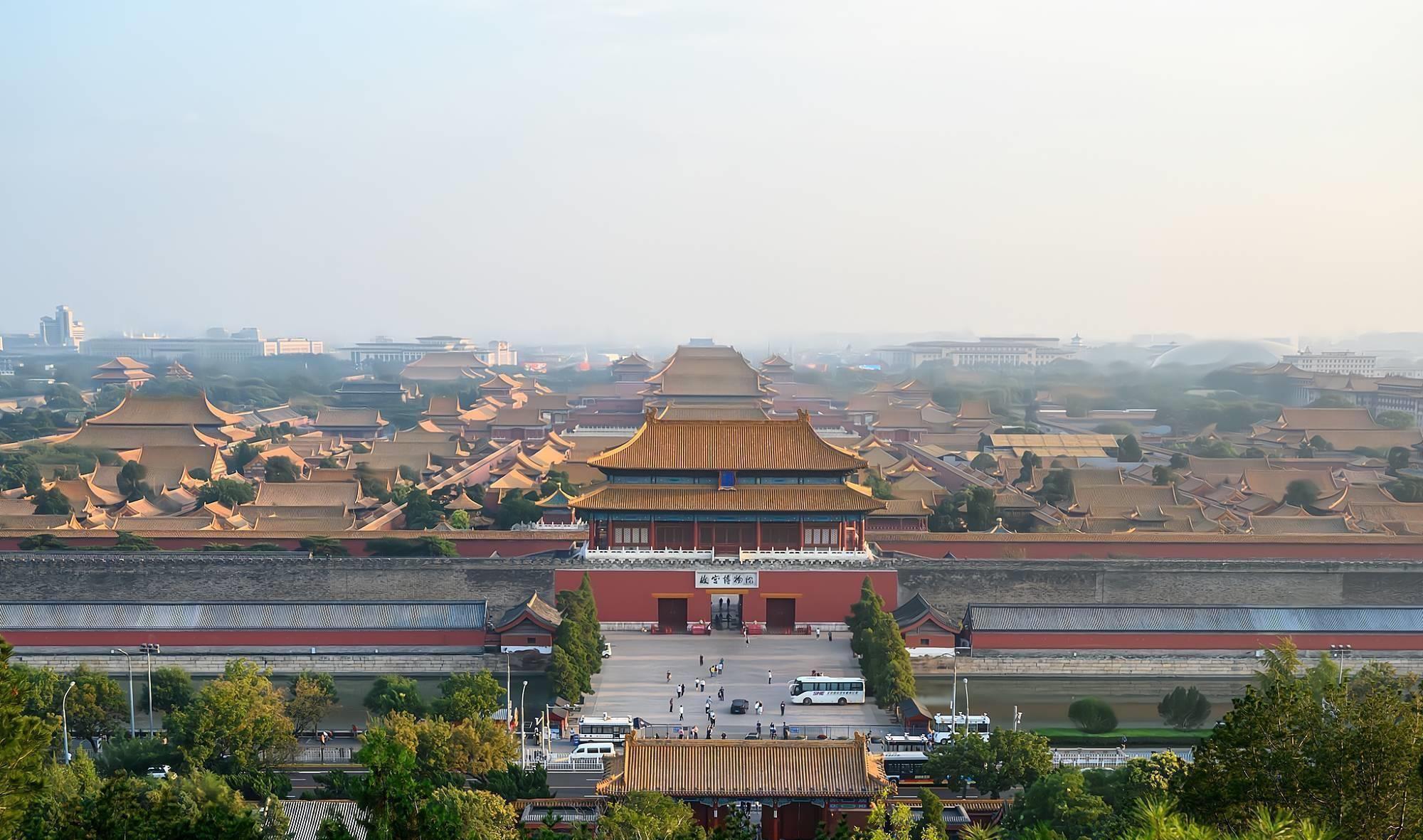 景山公园:俯瞰故宫的绝佳之地 北京故宫,千年历史的瑰宝,矗立于北京中