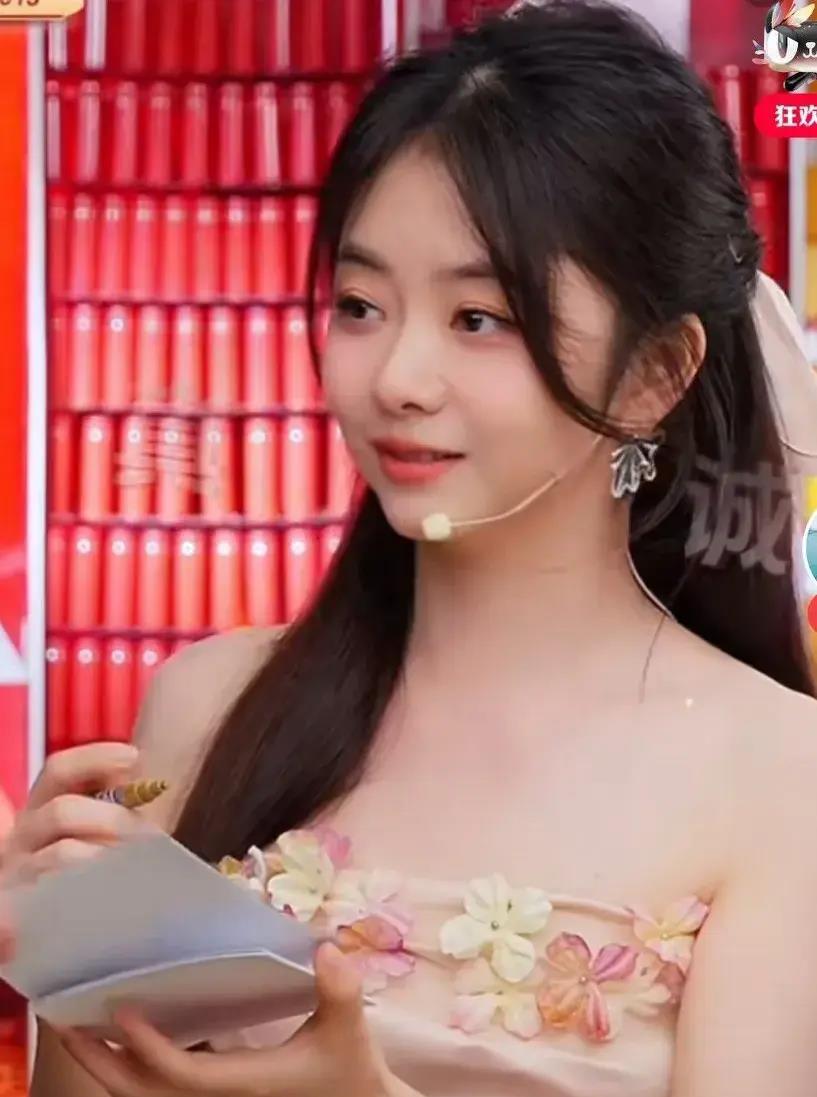 谭松韵的惊人举动 谭松韵身着粉色花瓣抹胸上衣和米色直筒裤,展现出