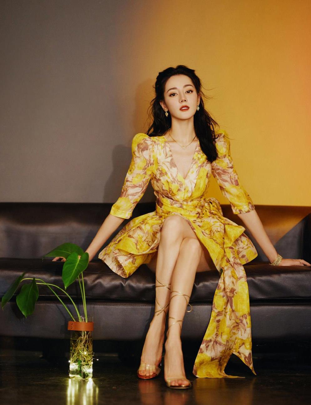从新疆走出的璀璨明星,杨幂的得意门生 迪丽热巴,这位新疆美女,凭借其