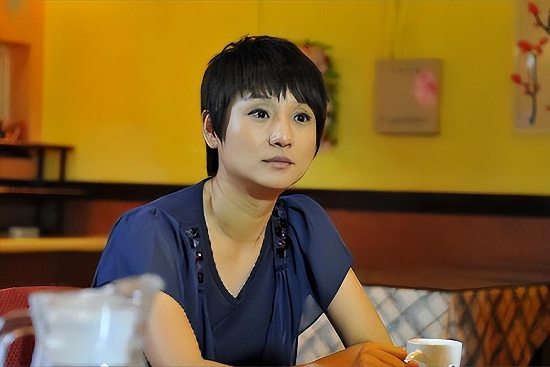 在《大红灯笼高高挂》的华语经典中,孔琳饰演的丫鬟"雁儿"给观众留下