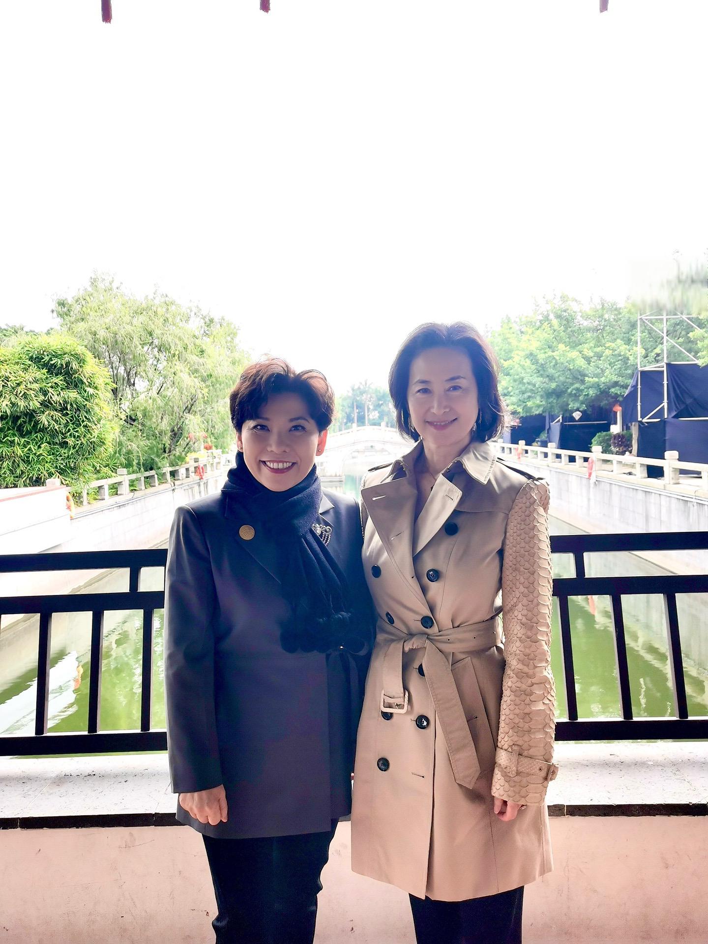 邓亚萍一袭灰色修身长西装,个子娇小却展现强大气场,优雅利落的穿搭