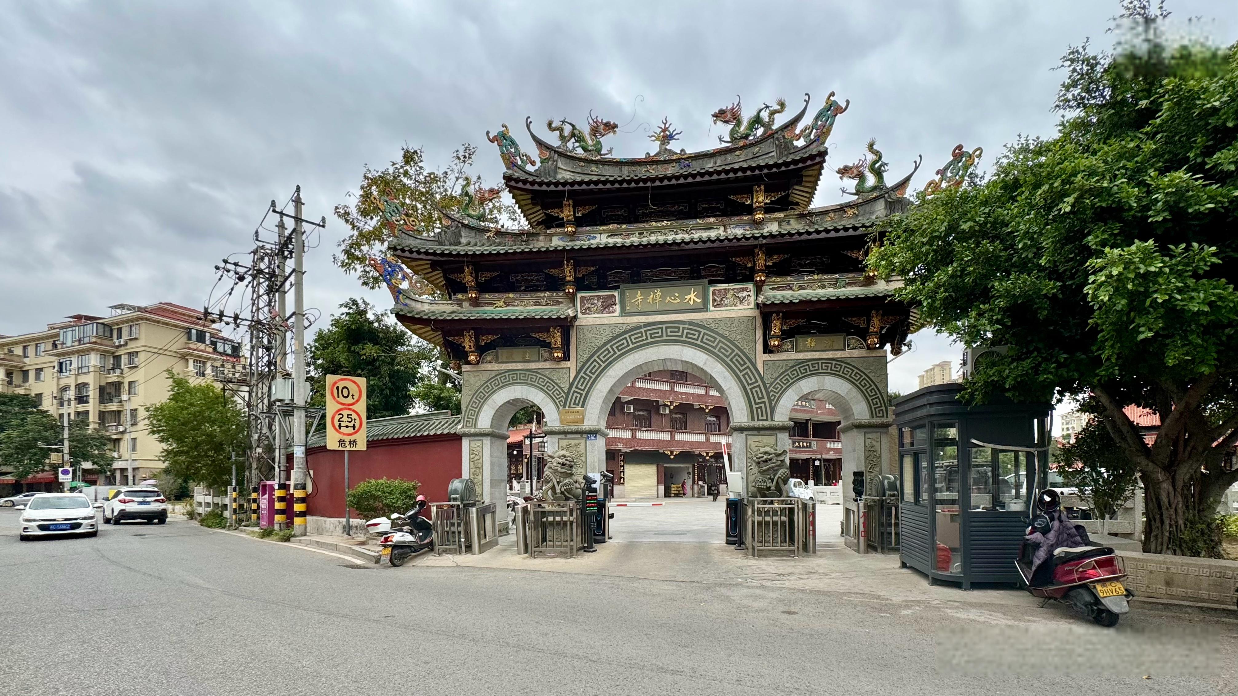 安海镇水心禅寺:历史悠久的古刹 安海镇是福建泉州市的一个镇,也是