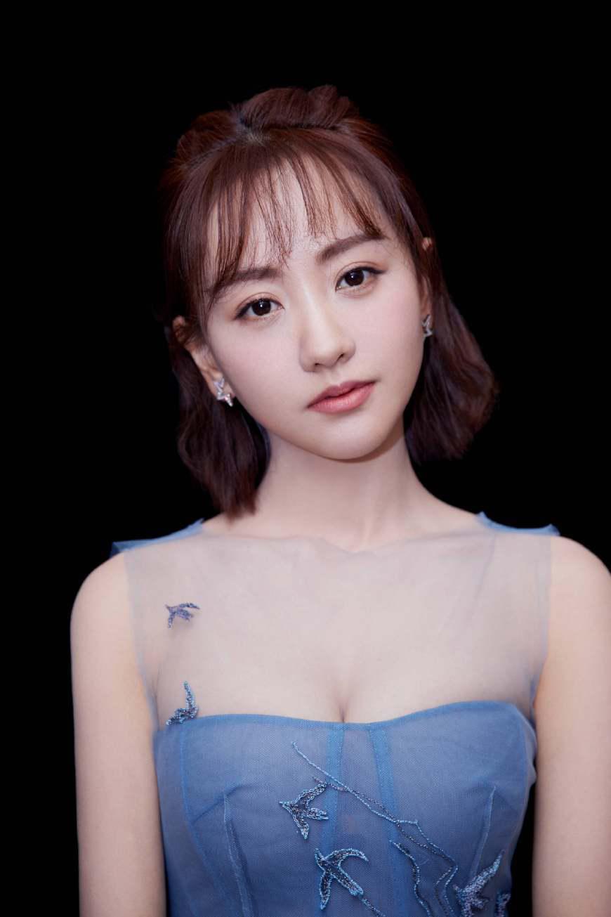 杨蓉大胆突破,一字肩礼裙展露性感身材,红毯造型惊艳众人 杨蓉,这位