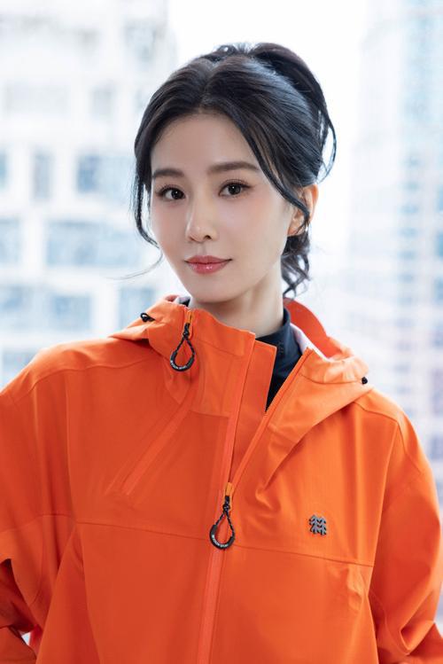 刘诗诗高卷发烈焰红唇 刘诗诗在某品牌活动中,高卷发的个性造型令人