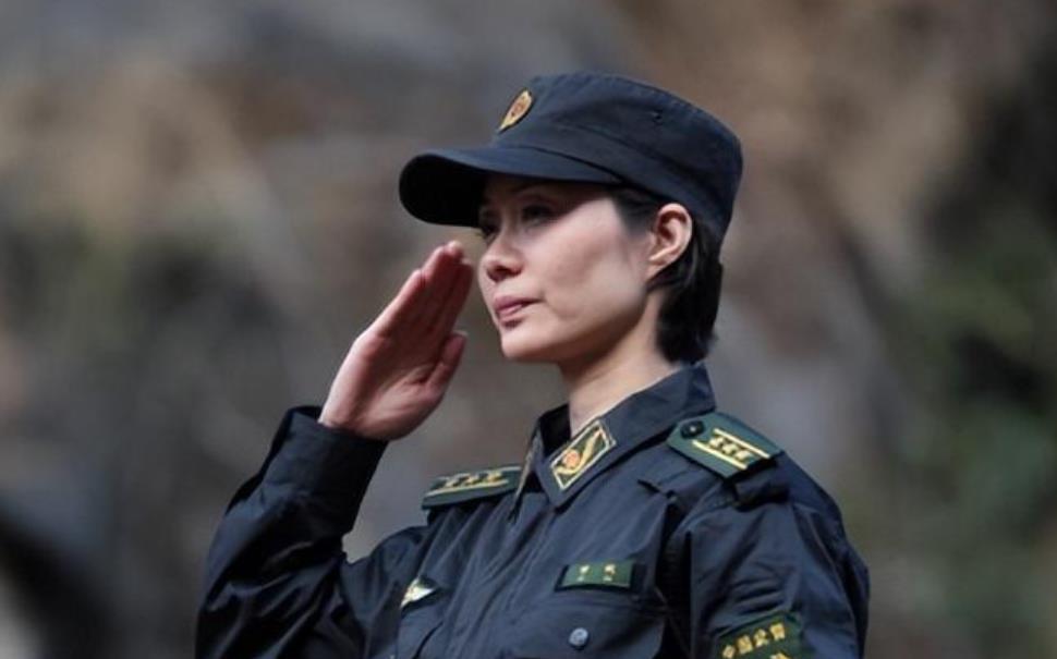 雷敏:从特警到保安 中国第一警花雷敏,16岁就被特警队破格录取,如今