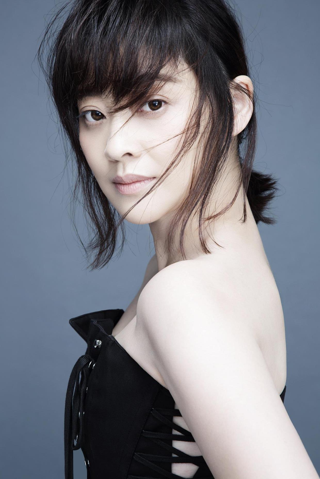 梅婷素颜现身机场,年龄增长的态度 梅婷素颜现身机场,展现出历经岁月