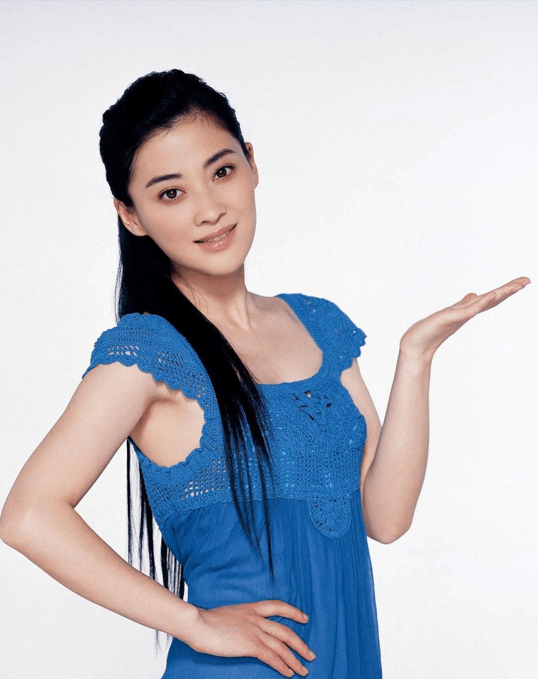 梅婷素颜现身机场,年龄增长的态度 梅婷素颜现身机场,展现出历经岁月