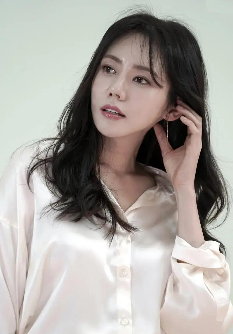 秋瓷炫:美丽与才华的完美融合 南韩女演员秋瓷炫,无疑是娱乐圈的一颗