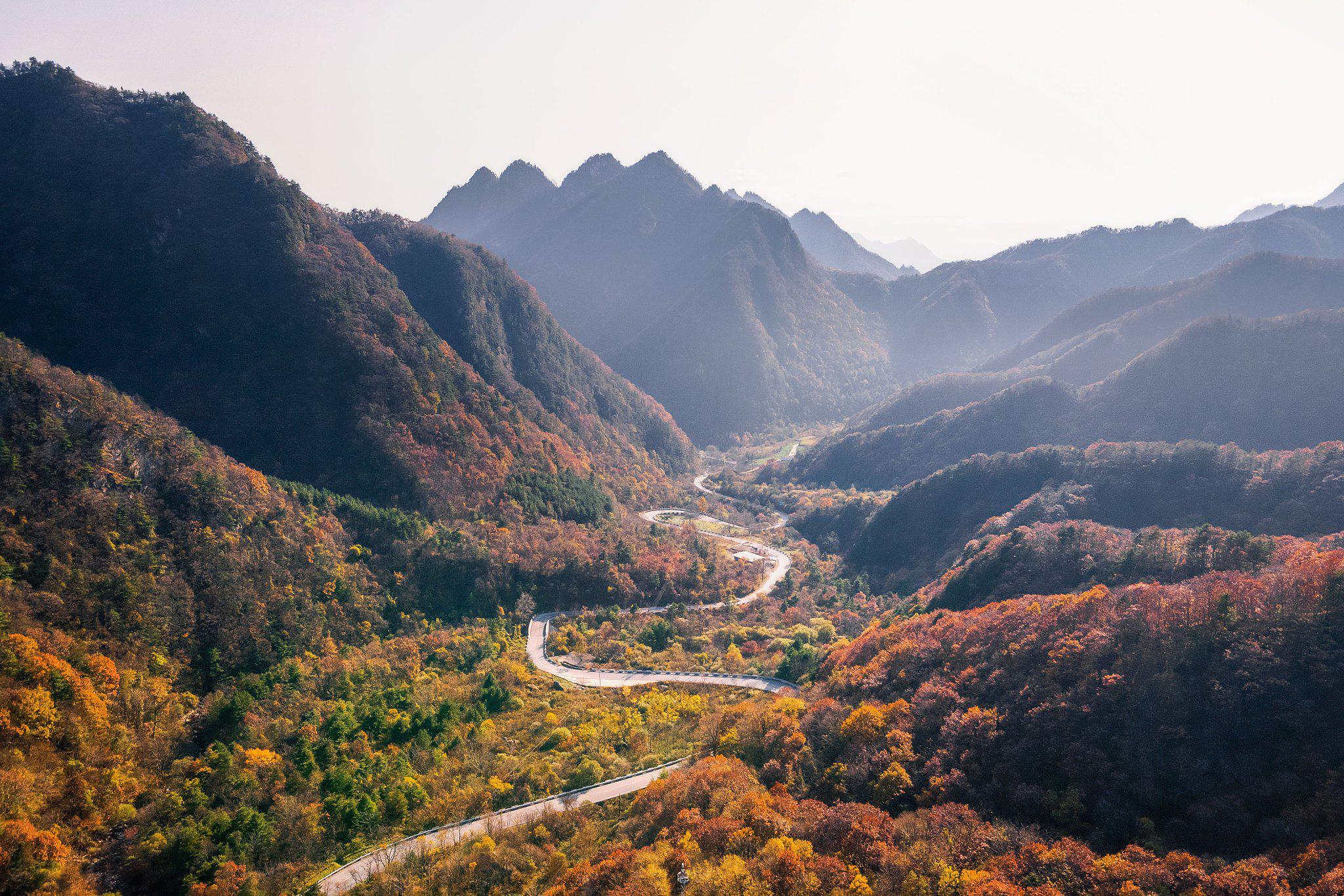 然而,唯有秦岭,在南北之间绘出了一道独一无二的风景线.