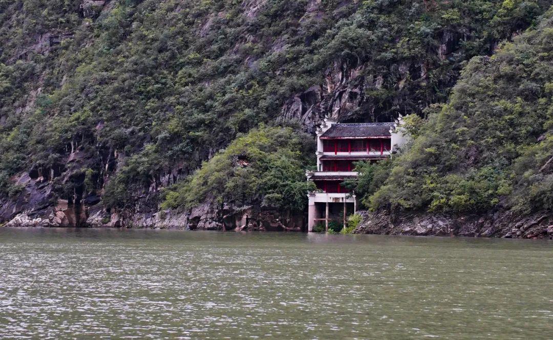 神女峰:静谧之夜与日出之美的绝佳之旅 巫山神女峰,重庆的璀璨明珠,是