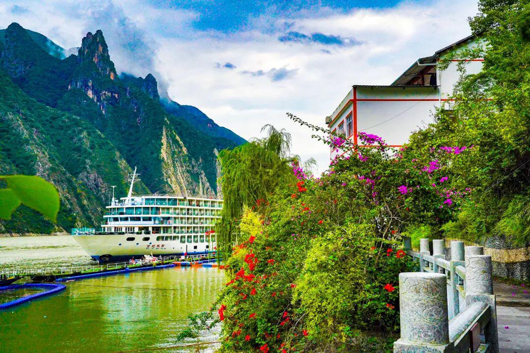 神女峰:静谧之夜与日出之美的绝佳之旅 巫山神女峰,重庆的璀璨明珠,是