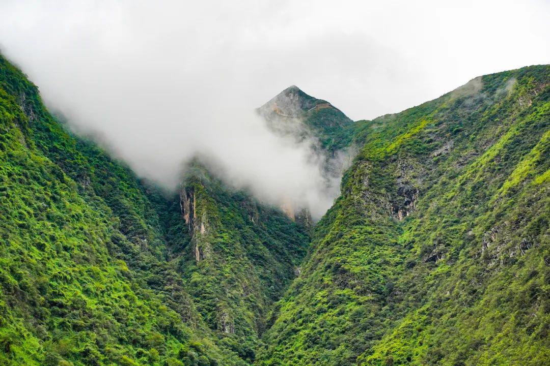 神女峰:静谧之夜与日出之美的绝佳之旅 巫山神女峰,重庆的璀璨明珠,是
