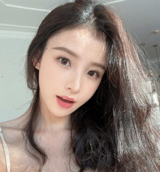 周二珂与冯提莫:直播圈的起伏人生 在直播圈中,周二